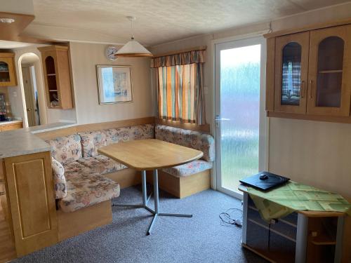 フストペチェにあるFormanka Hotel & Campの小さなリビングルーム(テーブル、ソファ付)