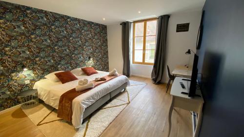 1 dormitorio con 1 cama y TV. en Hotel restaurant LA PLACE, en Saint-Amand-Mont-Rond