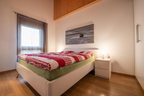 Un pat sau paturi într-o cameră la Haus Krokus - Ferienwohnung Nr. 11