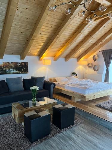uma sala de estar com uma cama e um sofá em Cabana Duda em Subcetate