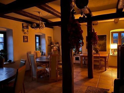 a kitchen and dining room with a table and chairs at Pokoje Gościnne Art- Dworek in Kudowa-Zdrój