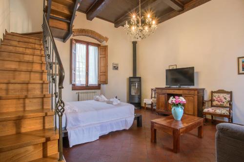 una camera con letto, TV e scale di Casa Bellesi - Sweet Dreams in Florence a Firenze