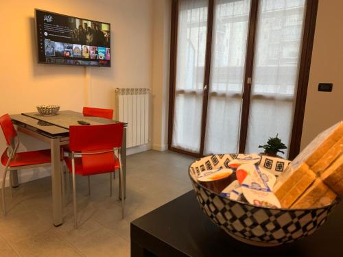 Una sala de estar con una mesa y un comedor. en CasaBella Inalpi Arena, en Turín
