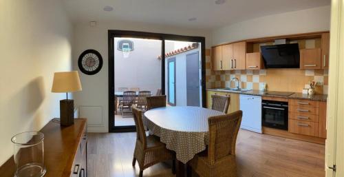 una cucina e una sala da pranzo con tavolo e sedie di Casita de la playa a Palamós