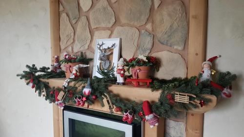 a christmas wreath on top of a television at Leśny Dworek Zakopane in Zakopane