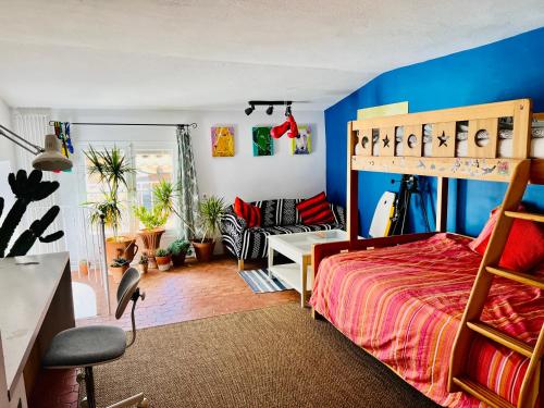 1 dormitorio con cama y pared azul en La Chambre Spa la maison Searle à Tourtour, en Tourtour