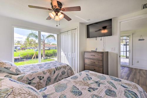 Ένα ή περισσότερα κρεβάτια σε δωμάτιο στο Englewood Escape with Screened-In Pool and Grill!