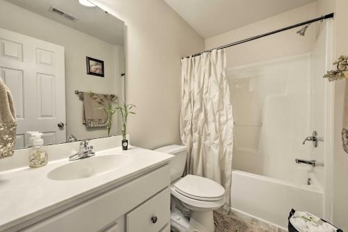 Ένα μπάνιο στο Wendell Home with Fenced Yard, Close to Raleigh