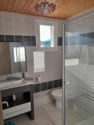 W łazience znajduje się prysznic, umywalka i toaleta. w obiekcie Le Piolit w mieście Prunières