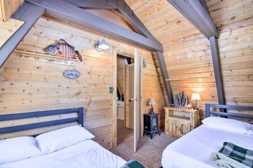 Ένα ή περισσότερα κρεβάτια σε δωμάτιο στο Spacious Duck Creek Village Cabin with Hot Tub!