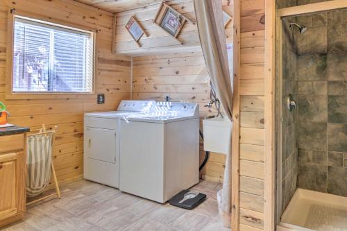 Ένα μπάνιο στο Spacious Duck Creek Village Cabin with Hot Tub!
