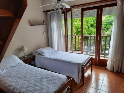 a bedroom with two twin beds and a window at Super Apart in Miramar