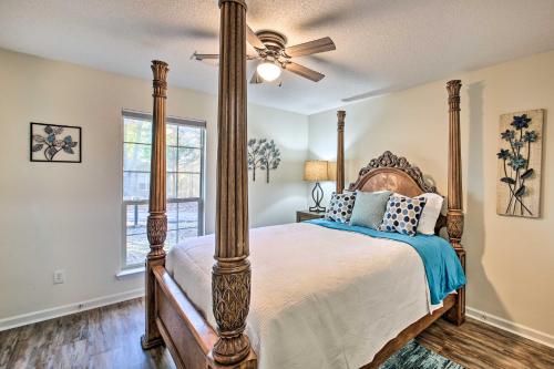 Un dormitorio con una cama y un ventilador de techo. en Fire Pit and Grill Tranquil Retreat in Hot Springs, en Hot Springs Village