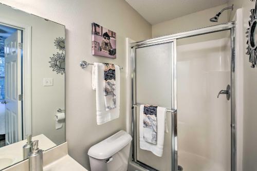 Un baño con ducha, inodoro y lavabo. en Fire Pit and Grill Tranquil Retreat in Hot Springs, en Hot Springs Village