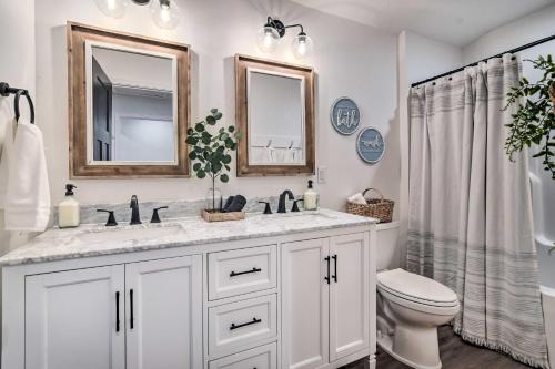 uma casa de banho branca com um lavatório e um WC em The Retreat on Reno Home with Hot Tub and Deck! em Reeds Spring
