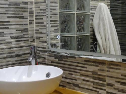 La salle de bains est pourvue d'un lavabo blanc et d'un miroir. dans l'établissement Las Delicias ROSES, à Roses