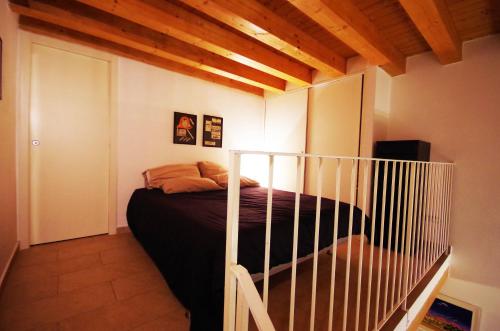 een kleine slaapkamer met een bed in een kamer bij Piazzetta Santa Barbara in Bari