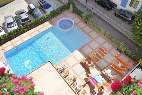 an overhead view of a swimming pool with a group of chairs at Hotel Jalisco in Lido di Jesolo