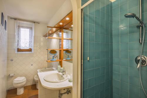 e bagno con lavandino, servizi igienici e doccia. di Casa Bellesi - Sweet Dreams in Florence a Firenze