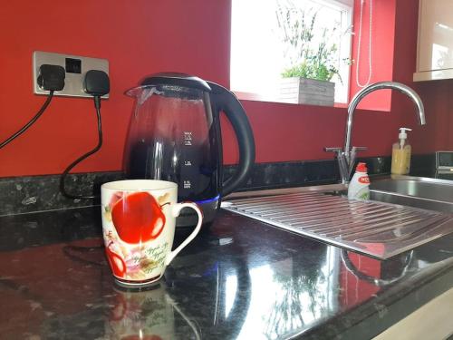 a coffee pot sitting on a counter in a kitchen at Huge Garden House for Contractors and Families in Ollerton