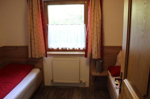 Una cama o camas en una habitación de Haus Kammerlander