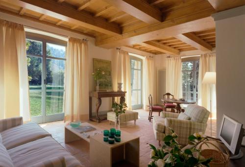 een woonkamer met een bank en een tafel bij Fattoria Casamora - Villa Le Magnolie in Pian di Scò