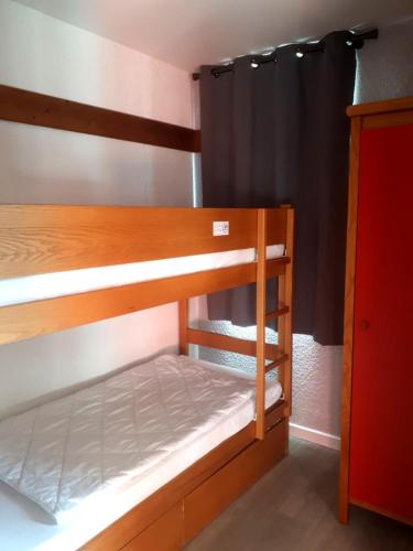 une chambre avec deux lits superposés dans une pièce dans l'établissement Apartment Near The Slopes La Plagne, à La Plagne