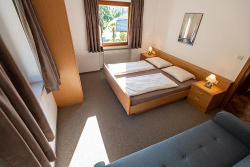 - une petite chambre avec 2 lits et une fenêtre dans l'établissement Pixnerhof - Ferienwohnung Golden, à Ciardes
