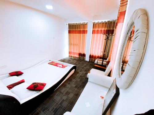 a hotel room with two beds and a mirror at Berghaus Bungalow in Ella