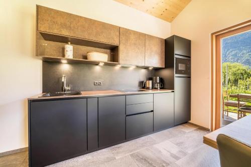 Kuchyň nebo kuchyňský kout v ubytování Pixnerhof Chalet Natyra