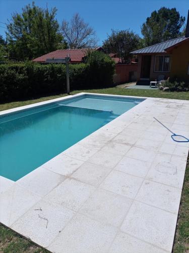 - une piscine d'eau bleue dans la cour dans l'établissement Alpamayo, à Nono