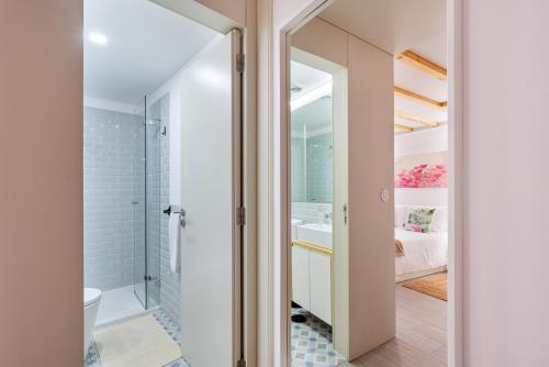 a bathroom with a shower and a toilet and a sink at Boavista Rilofe Stay T1 Smart Duplex - by Guest SPA in Porto