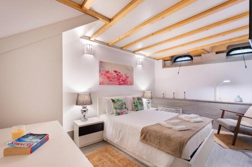 sypialnia z białym łóżkiem i stołem w obiekcie Boavista Rilofe Stay T1 Smart Duplex - by Guest SPA w Porto