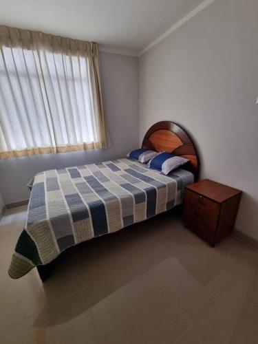 Giường trong phòng chung tại Hermoso apartamento en Tacna, zona comercial