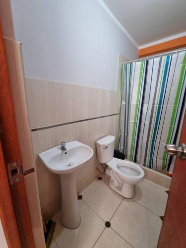 Ванная комната в Hermoso apartamento en Tacna, zona comercial