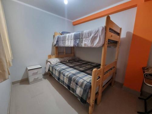 Двухъярусная кровать или двухъярусные кровати в номере Hermoso apartamento en Tacna, zona comercial