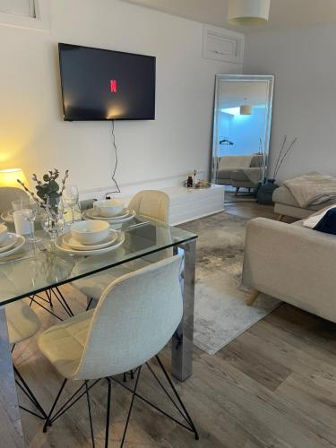 ein Wohnzimmer mit einem Tisch und einem Sofa in der Unterkunft Modern Studio in popular South Kensington location in London