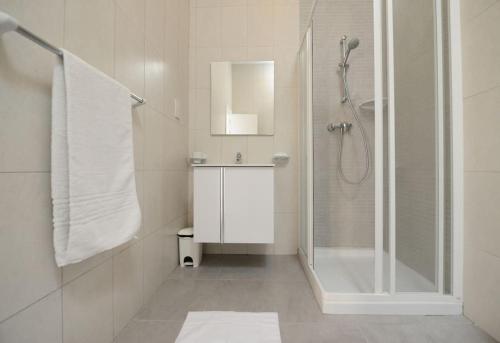 Kylpyhuone majoituspaikassa VALLETTASTAY - HARBOR VIEW GEM- SEA VIEW 1 BED APT