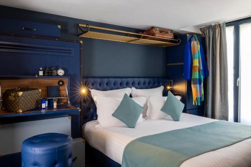 - une chambre avec 2 lits aux murs bleus dans l'établissement Hotel Whistler, à Paris