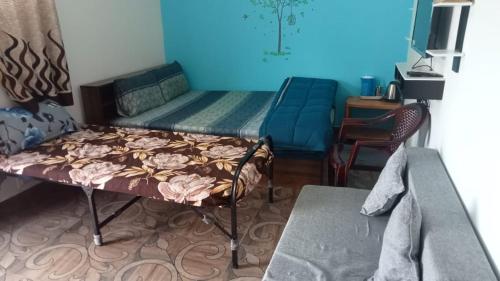 - un salon avec un lit et un canapé dans l'établissement Harini Nivas, à Kodaikānāl