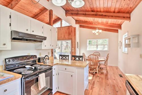 Foto sihtkohas Murphy asuva majutusasutuse Pet-Friendly Serenity Now Cottage with Deck! galeriist