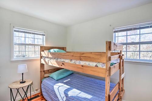 une chambre avec deux lits superposés et une table dans l'établissement Pet-Friendly Serenity Now Cottage with Deck!, à Murphy