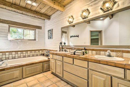 une salle de bain avec deux lavabos, une baignoire et un miroir dans l'établissement Las Cruces Home La Casa Blanca with Courtyard, à Las Cruces