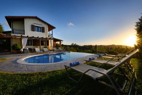 a villa with a swimming pool and a house at Villa Verde in Pouládes