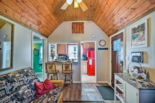 Η κουζίνα ή μικρή κουζίνα στο Running Springs Cabin with Deck and Forest Views
