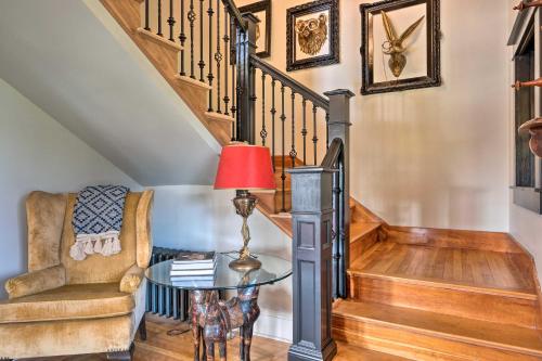 Χώρος καθιστικού στο Upscale Arts and Crafts Bungalow with Yard, Pool!