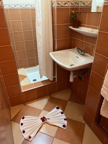 La petite salle de bains est pourvue d'un lavabo et d'un miroir. dans l'établissement Studiotel Afoud, à Agadir