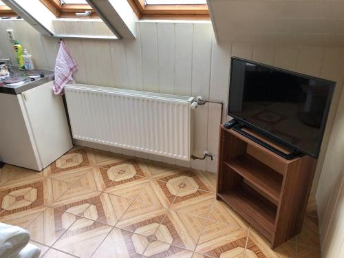 a living room with a television and a tiled floor at Cozy Ferienapartment in Golßen nahe Tropical Island in Golßen