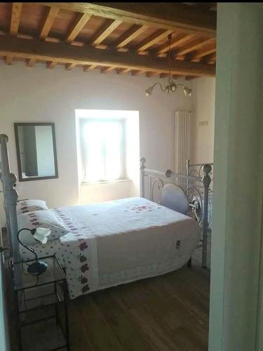 um quarto com uma cama e uma janela em Agriturismo Il Bel Vedere em Marliana