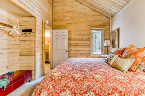 - une chambre avec un grand lit dans une pièce dotée de murs en bois dans l'établissement Mules Ear Trail Cabin 8, à Black Butte Ranch